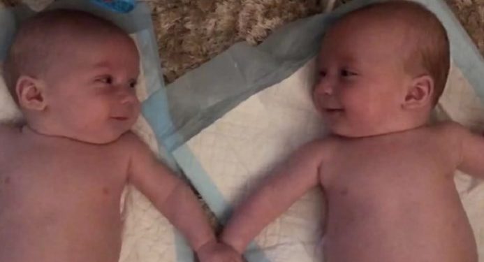Η στιγμή που τα δίδυμα μωρά τεσσάρων μηνών αναγνωρίζουν το ένα το άλλο[video]