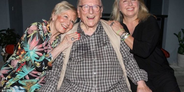 Alldaynews.gr Κώστας Βουτσάς: Τι λέει η κόρη του Σάντρα-Μάχη για να κρατηθεί στη ζωή