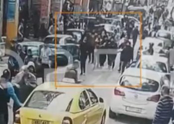 Εικόνες ΣΟΚ: Αλλοδαποί κρατούν στα χέρια τους τον Σφαγμένο Αφγανό και τον περιφέρουν στην Αθήνα