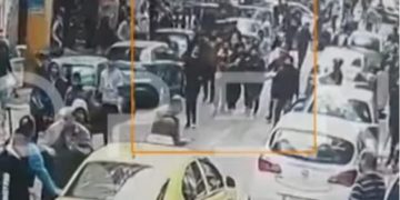 Alldaynews.gr Εικόνες ΣΟΚ: Αλλοδαποί κρατούν στα χέρια τους τον Σφαγμένο Αφγανό και τον περιφέρουν στην Αθήνα