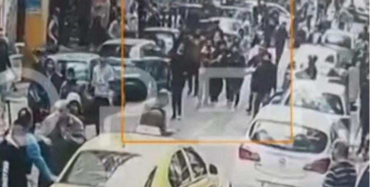 Alldaynews.gr Εικόνες ΣΟΚ: Αλλοδαποί κρατούν στα χέρια τους τον Σφαγμένο Αφγανό και τον περιφέρουν στην Αθήνα