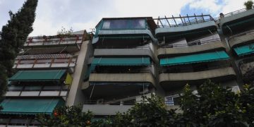 Alldaynews.gr Απίστευτη ανακοίνωση σε πολυκατοικία: Τους προειδοποίησε για κλέφτες και βρήκε τον μπελά του