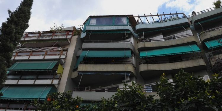 Alldaynews.gr Απίστευτη ανακοίνωση σε πολυκατοικία: Τους προειδοποίησε για κλέφτες και βρήκε τον μπελά του