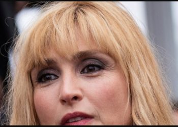 Μαλλί με μαλλί με την Μπριζίτ Μακρόν η σύντροφος του Ολάντ -Τι έγραψε σε «καυτό»