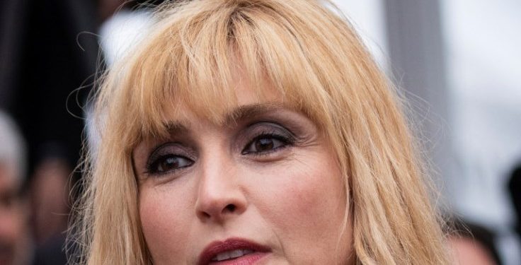 Alldaynews.gr Μαλλί με μαλλί με την Μπριζίτ Μακρόν η σύντροφος του Ολάντ -Τι έγραψε σε «καυτό»
