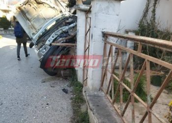 Αυτοκίνητο έπεσε πάνω σε μάντρα σπιτιού – Το ασθενοφόρο έφτασε αλλά χάλασε με τον τραυματία να περιμένει να φτιαχτεί
