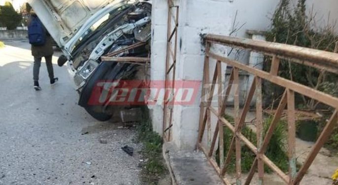 Alldaynews.gr Αυτοκίνητο έπεσε πάνω σε μάντρα σπιτιού – Το ασθενοφόρο έφτασε αλλά χάλασε με τον τραυματία να περιμένει να φτιαχτεί