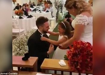 Γαμπρός προσφέρει δαχτυλίδι στη θετή κόρη του και της ζητάει να γίνει το παιδί του για πάντα