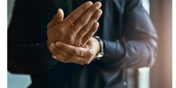 Alldaynews.gr Μούδιασμα χεριών: Τι προμηνύει για την υγεία