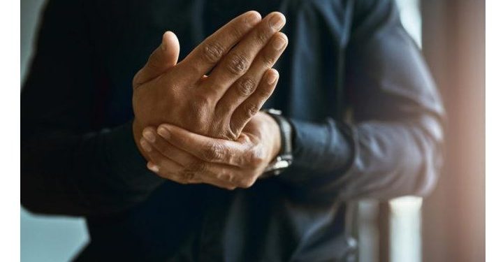 Alldaynews.gr Μούδιασμα χεριών: Τι προμηνύει για την υγεία