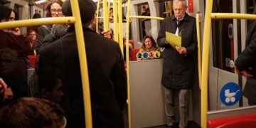 Αυτός είναι ο Πρόεδρος της Αυστρίας!! Κυκλοφορεί με Μετρό μαζί με το λαό!![photos]