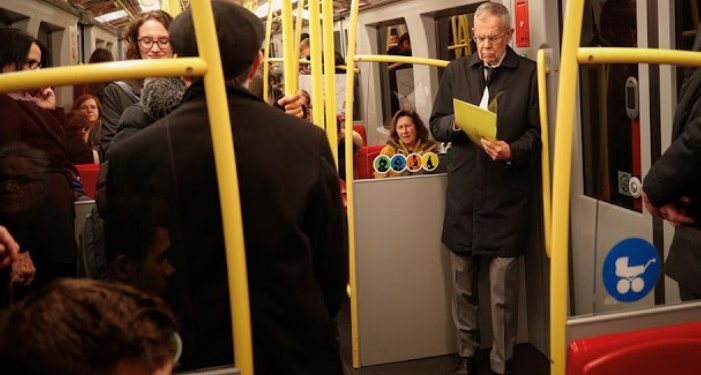 Αυτός είναι ο Πρόεδρος της Αυστρίας!! Κυκλοφορεί με Μετρό μαζί με το λαό!![photos]