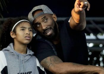 LIVE: H «κηδεία» του Κόμπι Μπράιαντ και της κόρης του – Σπαρακτικές σκηνές