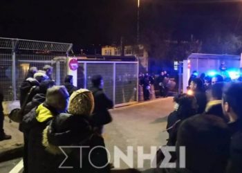 “Μυρίζει μπαρούτι” για το προσφυγικό σε Μυτιλήνη – Χίο! “Απόβαση” ΜΑΤ, “μπλόκο” των κατοίκων