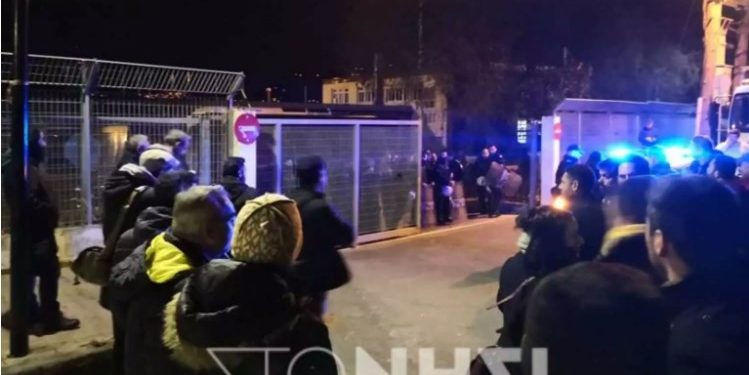 Alldaynews.gr “Μυρίζει μπαρούτι” για το προσφυγικό σε Μυτιλήνη – Χίο! “Απόβαση” ΜΑΤ, “μπλόκο” των κατοίκων