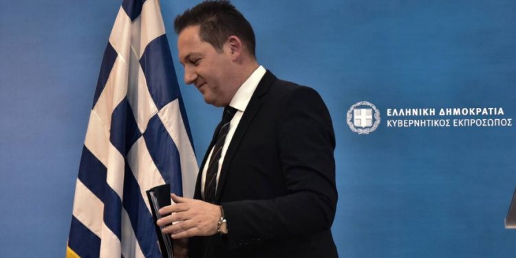 Κοροναϊός: Θα κλείσουν σχολεία, θέατρα, γήπεδα και ΜΜΜ στην Ελλάδα – ΠΝΠ ανακοίνωσε ο Πέτσας