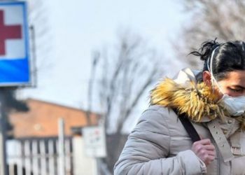 Κορονοϊός: Ποια θεωρείται “στενή” επαφή με κρούσμα, ποια “περιστασιακή” και τι ακολουθεί