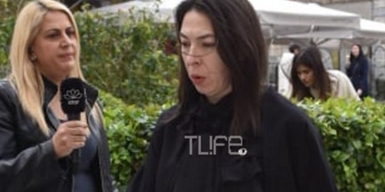Συντετριμμένη στο παρεκκλήσι της Μητρόπολης η Αλίκη Κατσαβού-Σήμερα θα είχαν επέτειο Γάμου[photos]