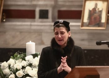 «Κατέρρευσε» η κόρη του Βουτσά στην κηδεία-Το σπαρακτικό «αντίο» στον επικήδειο