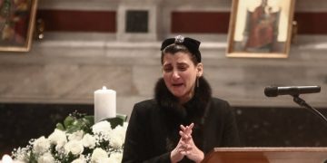 Alldaynews.gr «Κατέρρευσε» η κόρη του Βουτσά στην κηδεία-Το σπαρακτικό «αντίο» στον επικήδειο