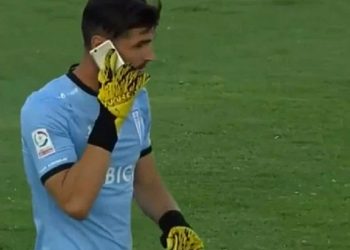 Επική αντίδραση τερματοφύλακα! Του πέταξαν κινητό και αυτός το σήκωσε και απάντησε σε κλήση! (video)