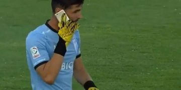 Alldaynews.gr Επική αντίδραση τερματοφύλακα! Του πέταξαν κινητό και αυτός το σήκωσε και απάντησε σε κλήση! (video)