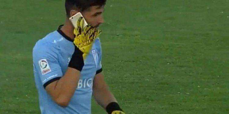 Alldaynews.gr Επική αντίδραση τερματοφύλακα! Του πέταξαν κινητό και αυτός το σήκωσε και απάντησε σε κλήση! (video)