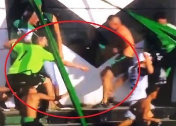 Χούλιγκαν κυνηγούσε με μαχαίρι τους αντίπαλους οπαδούς στην εξέδρα! (vid)