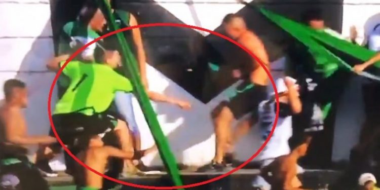 Χούλιγκαν κυνηγούσε με μαχαίρι τους αντίπαλους οπαδούς στην εξέδρα! (vid)