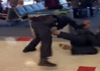 Δεν ήθελε να σβήσει το τσιγάρο του στο αεροδρόμιο και άρχισε να κοπανάει αστυνομικούς (vid)