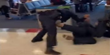 Alldaynews.gr Δεν ήθελε να σβήσει το τσιγάρο του στο αεροδρόμιο και άρχισε να κοπανάει αστυνομικούς (vid)