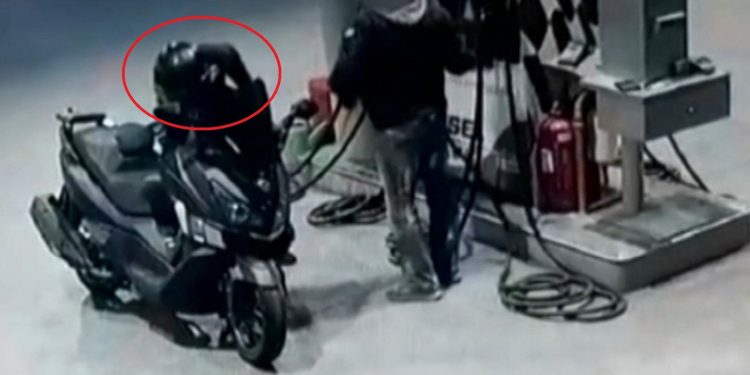 Alldaynews.gr Καρέ καρέ ο ληστής αστυνομικός εν ώρα δράσης σε βίντεο ντοκουμέντο – Είχε πάθος με τον τζόγο