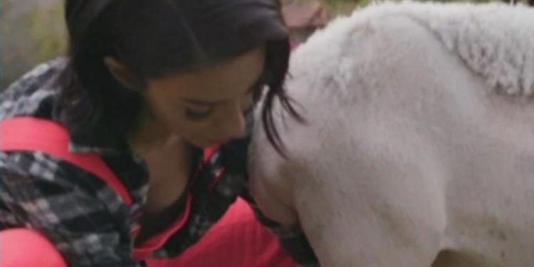 Η Ελένη Φουρέιρα πήγε για… άρμεγμα (video)