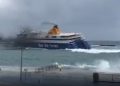 Τήνος: Τα κύματα έγειραν το Blue Star Naxos! Η μανούβρα του καπετάνιου μέσα στο λιμάνι (vid)