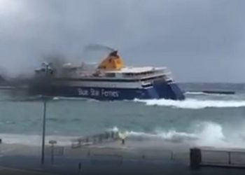 Τήνος: Τα κύματα έγειραν το Blue Star Naxos! Η μανούβρα του καπετάνιου μέσα στο λιμάνι (vid)