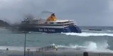 Alldaynews.gr Τήνος: Τα κύματα έγειραν το Blue Star Naxos! Η μανούβρα του καπετάνιου μέσα στο λιμάνι (vid)