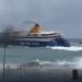 Τήνος: Τα κύματα έγειραν το Blue Star Naxos! Η μανούβρα του καπετάνιου μέσα στο λιμάνι (vid)