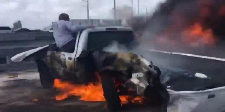 20 άνθρωποι κοιτούσαν και τραβούσαν με τα κινητά τους- Μόνο ένας πήγε (vid)