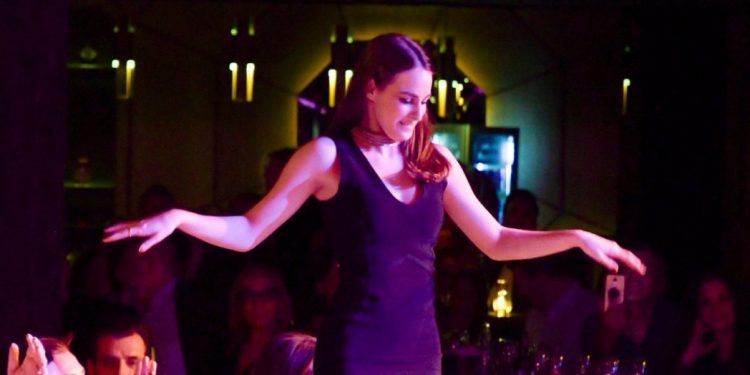 Alldaynews.gr Χαμός με την κόρη του Βοσκόπουλου! “Γκρέμισε” το μαγαζί η 19χρονη Μαρία με το τσιφτετέλι της στην πρεμιέρα του μπαμπά της