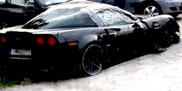 Alldaynews.gr Κυριάκος Κουκουλομάτης. Αυτός είναι ο οδηγός της Corvette