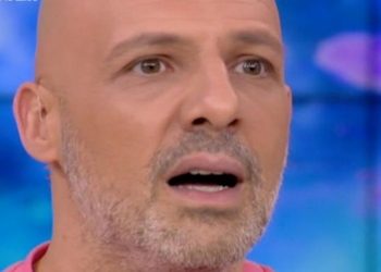 Κρύφτηκε στο κοινό και πετάχτηκε ξαφνικά – “Πάγωσε” ο Νίκος Μουτσινάς (video)