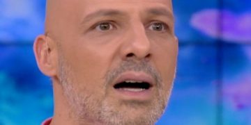 Alldaynews.gr Κρύφτηκε στο κοινό και πετάχτηκε ξαφνικά – “Πάγωσε” ο Νίκος Μουτσινάς (video)