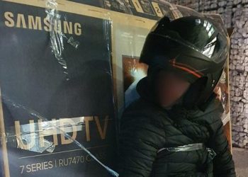 Ντελιβεράς κουβαλάει στο σκουτεράκι του 55αρα τηλεόραση 650 ευρώ! (pics)