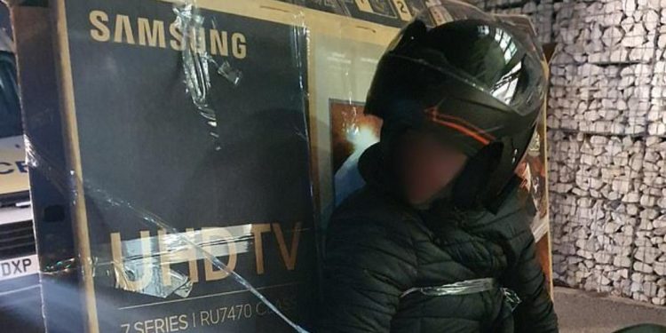 Ντελιβεράς κουβαλάει στο σκουτεράκι του 55αρα τηλεόραση 650 ευρώ! (pics)