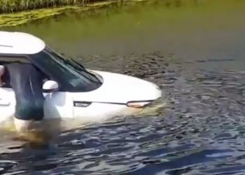 Άνδρας μπήκε μέσα σε βυθισμένο αυτοκίνητο για να σώσει μια γυναίκα (vid)