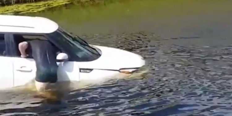 Άνδρας μπήκε μέσα σε βυθισμένο αυτοκίνητο για να σώσει μια γυναίκα (vid)