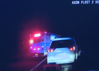 Αστυνομικός σταματάει αυτοκίνητο για υπερβολική ταχύτητα – Η γυναίκα τελικά γεννάει στον δρόμο… (vid)