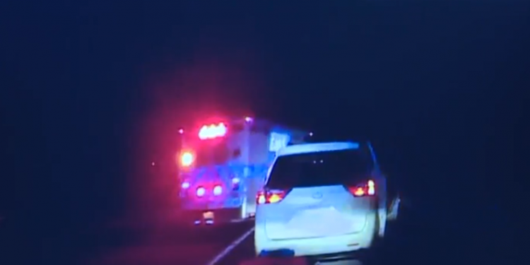 Alldaynews.gr Αστυνομικός σταματάει αυτοκίνητο για υπερβολική ταχύτητα – Η γυναίκα τελικά γεννάει στον δρόμο… (vid)