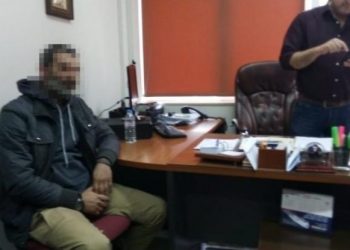 Ταχυδρόμος των ΕΛΤΑ πήγε να παραδώσει φάκελο και τον πλάκωσαν στο ξύλο!