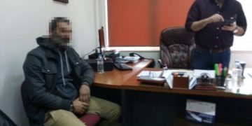 Alldaynews.gr Ταχυδρόμος των ΕΛΤΑ πήγε να παραδώσει φάκελο και τον πλάκωσαν στο ξύλο!